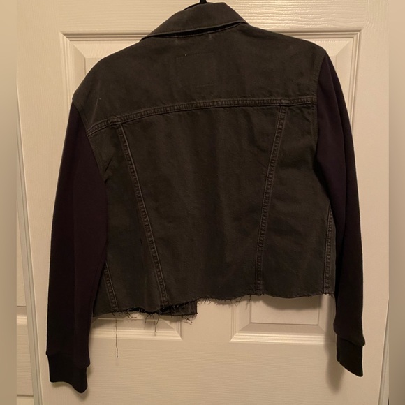 NWT Levi’s EX-BOYFRIEND HYBRID TRUCKER Black Jean Jacket with Sweatshirt Sleeves - Picture 9 of 9